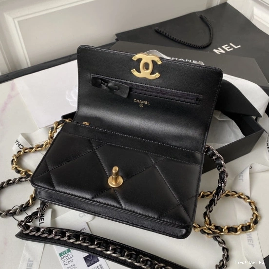 Firstbag Ru 19 ON CHAIN WALLET CHANEL 0714